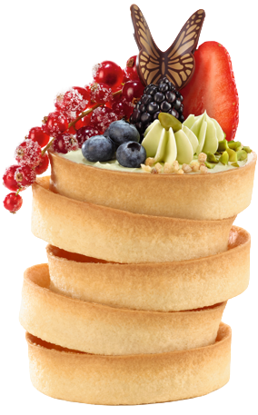 Gestapelte, Mürbeteig Tartelettes mit Beeren, Cremefüllung und einer Schokoladendekoration als Schmetterling.